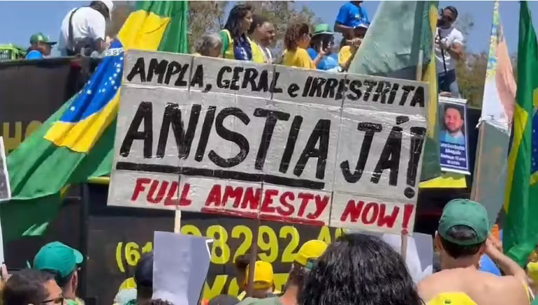 Cartaz de anistia na manifestação de 7 de setembro em Brasília.