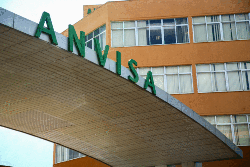 Fachada da Agência Nacional de Vigilância Sanitária, que proibiu a venda de whey protein e marca de café Câmara