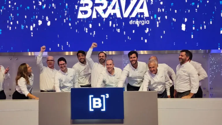 Colaboradores e diretoria Brava Energia celebrando o IPO na B3. TIcker: BRAV3