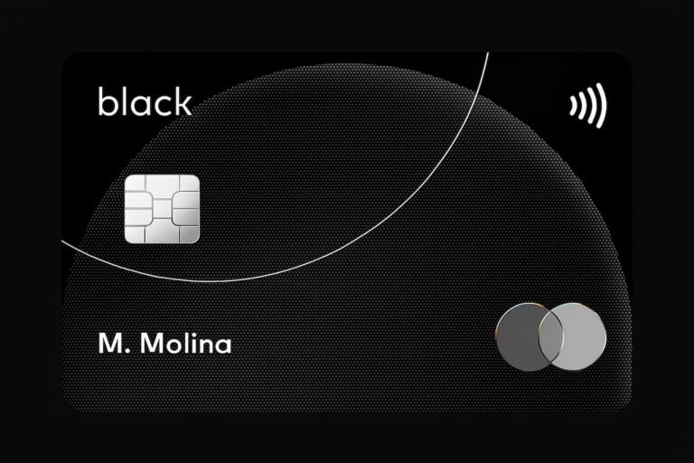 Cartão Mastercard Black elegante em fundo preto, com chip, nome do titular e símbolo de pagamento por aproximação.