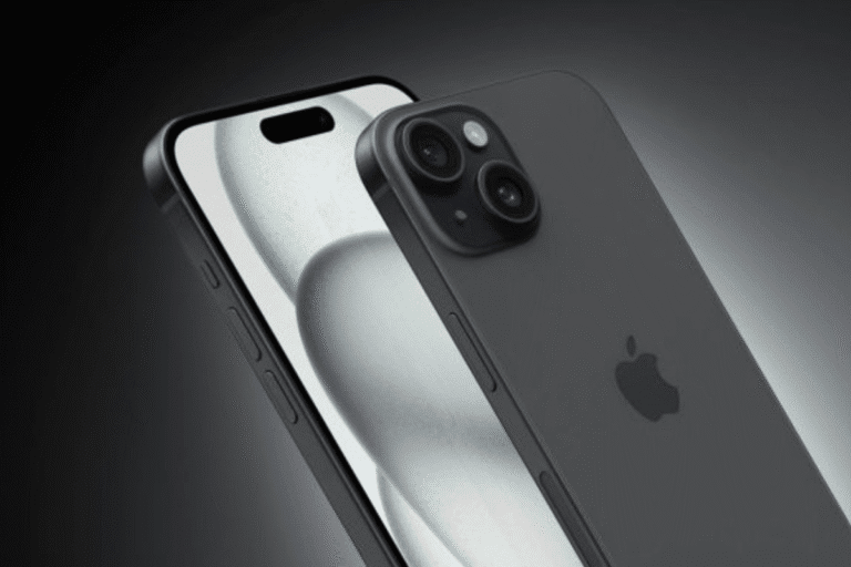 Imagem de um iPhone 13 preto com câmera tripla na cor cinza escuro, destaque para o design avançado do smartphone da Apple.