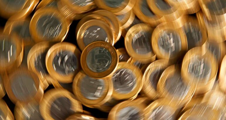 Moedas de 1 real sobrepostas simbolizando o Imposto de Renda JCP pago pelas empresas aos acionistas