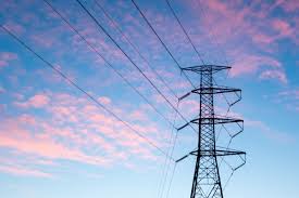 Torre de transmissão de energia simbolizando impacto dos preços de eletricidade na prévia da inflação IPCA-15 em setembro de 2025