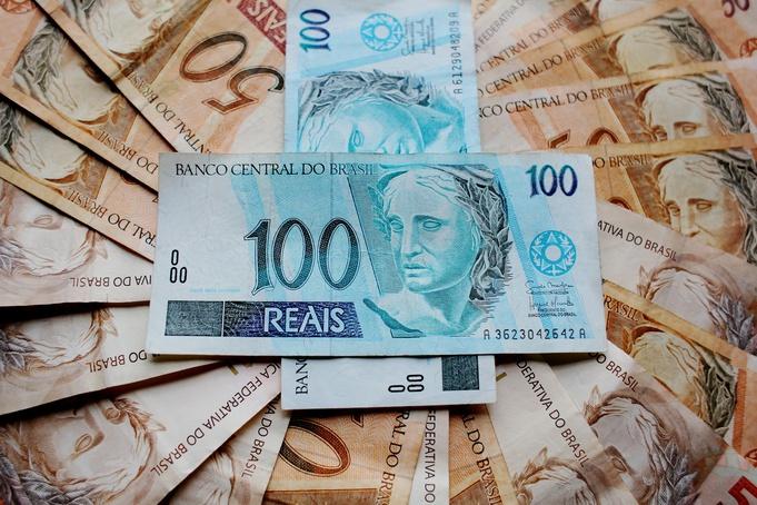Retirada da poupança aumenta. Foto: Notas de 50 e 100 reais ilustrando a matéria