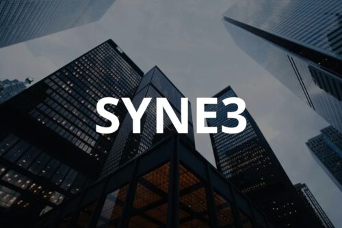 Imagem de prédios comerciais altos na cidade, com foco em edifícios modernos e janelas de vidro refletindo o céu, com a sigla SYNE3 ao centro.