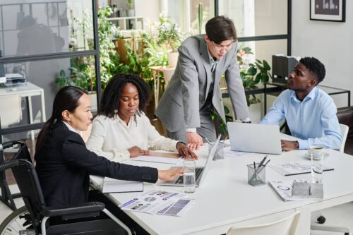 Equipe diversa em reunião de negócios discutindo estratégias de terceirização de serviços em um escritório moderno.