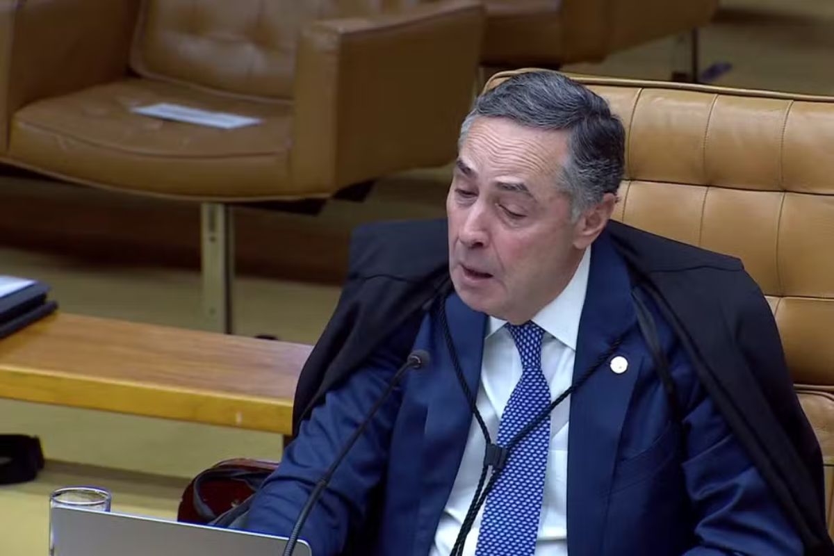 Imagem de Barroso, sentado em uma cadeira de escritório de couro.