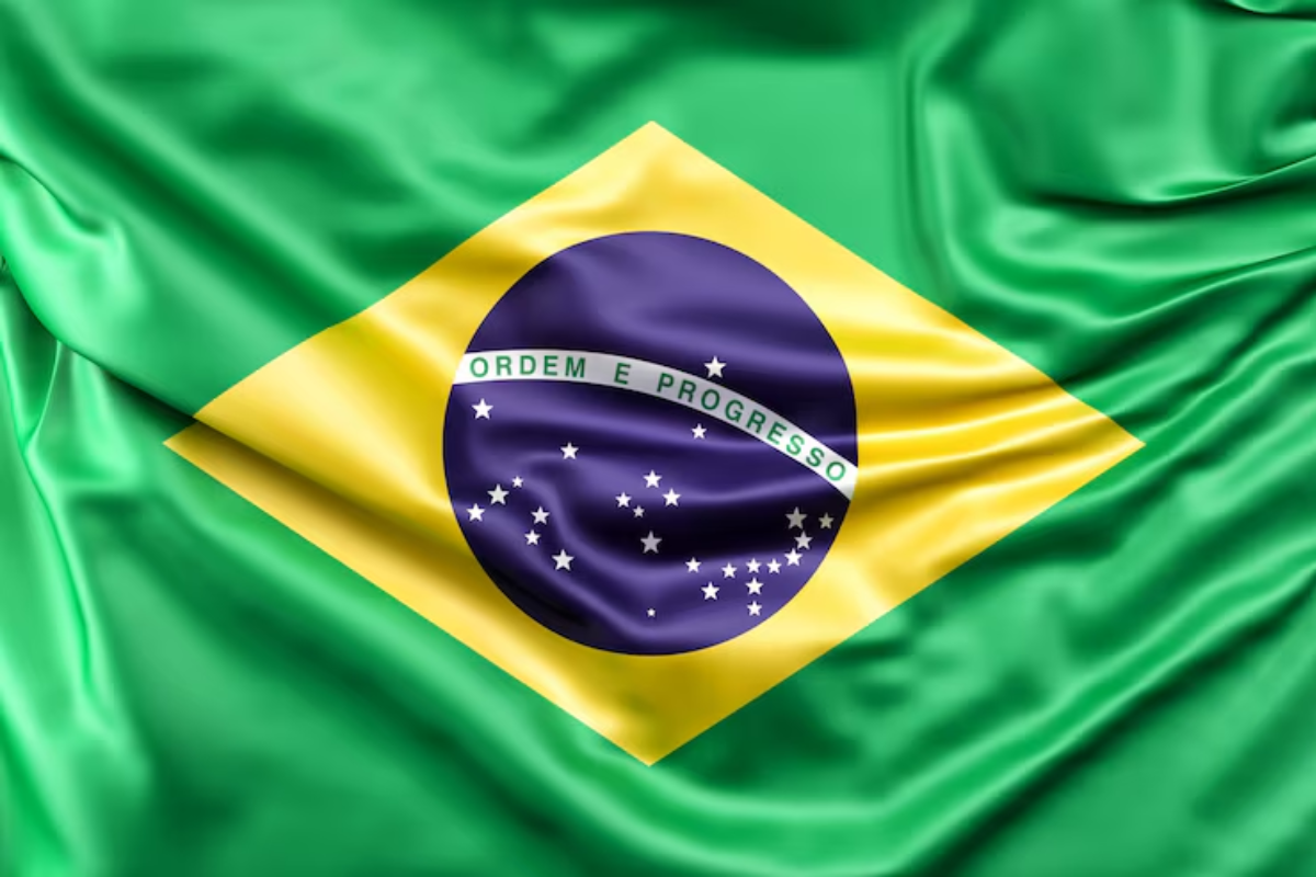 Bandeira do Brasil ondulando, com cores verdes, amarelas, azuis e branco, símbolo nacional que representa a união e o orgulho do Brasil.