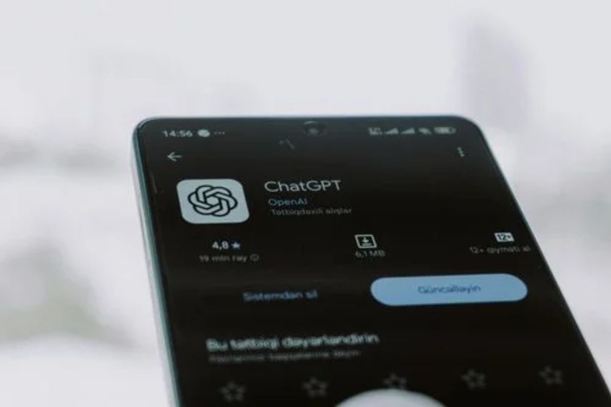 Imagem de um smartphone exibindo a tela da loja de aplicativos com o ícone e nome do app ChatGPT, destacando sua popularidade e versão.