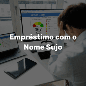 Pessoa analisando pontuação de crédito baixa no computador, indicando dificuldades financeiras.