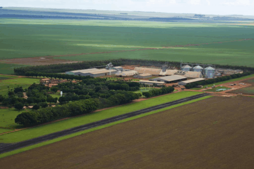 Foto de vista aérea de uma fazenda no Brasil
