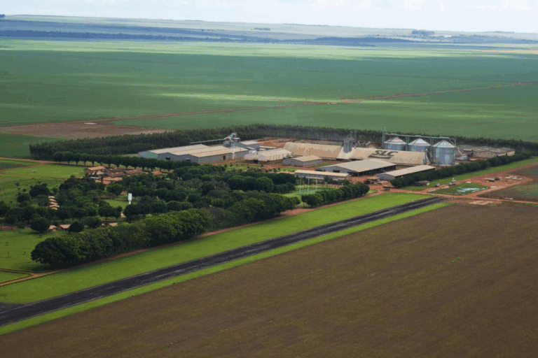 Foto de vista aérea de uma fazenda no Brasil