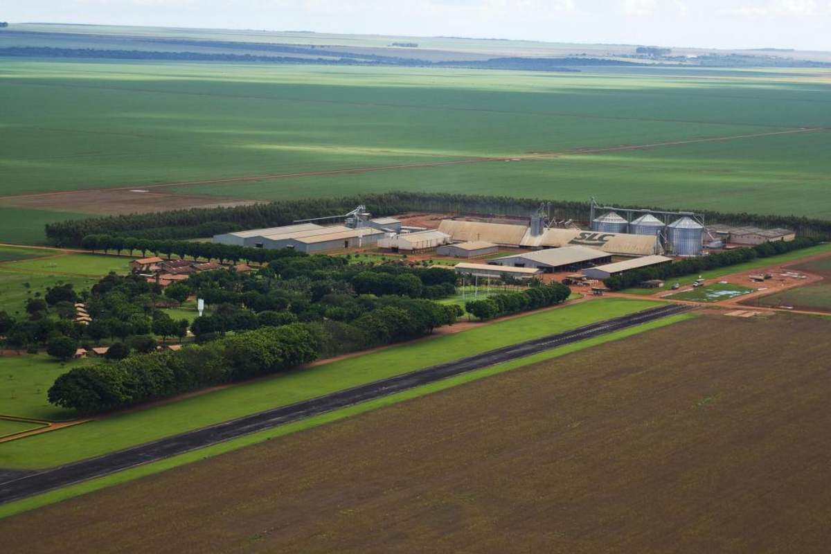 Foto de vista aérea de uma fazenda no Brasil