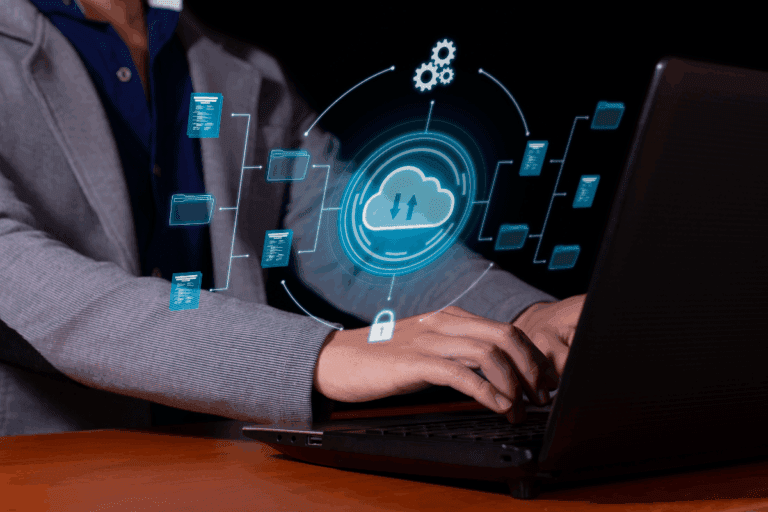 Pessoa usando laptop com ilustração de tecnologia na nuvem, símbolo de segurança de dados e transferência de informações na era digital.