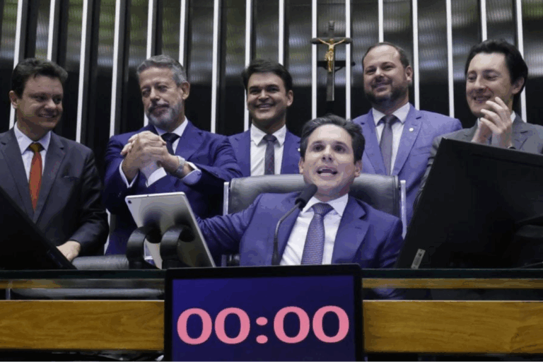 Deputados na Câmara comemorando a isensação do Imposto de Renda