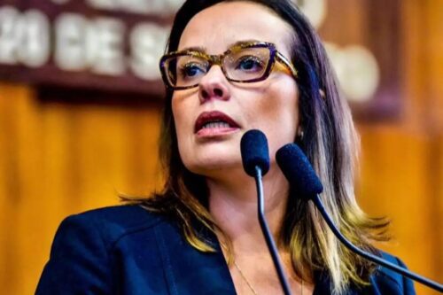 Juliana Brizola falando no microfone