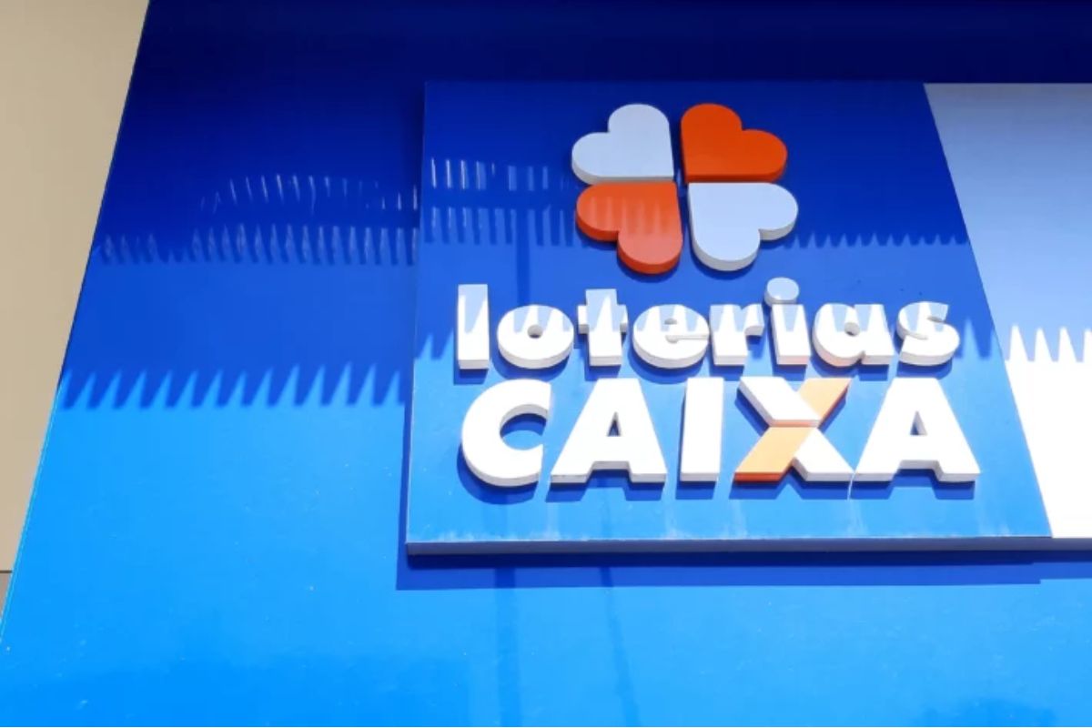 Imagem da fachada da Lotéricas Caixa, com logotipo colorido e destaque em fundo azul, representando um ponto de venda de loterias no Brasil.