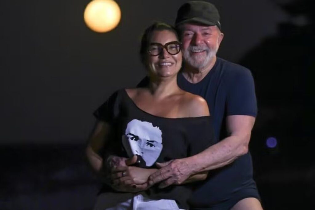 Lula e Janja abraçados