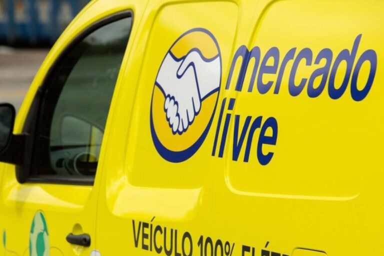 Veículo de entrega do mercado livre em cor amarela com logotipo azul de mãos dadas, indicando transporte de produtos da plataforma de comércio eletrônico