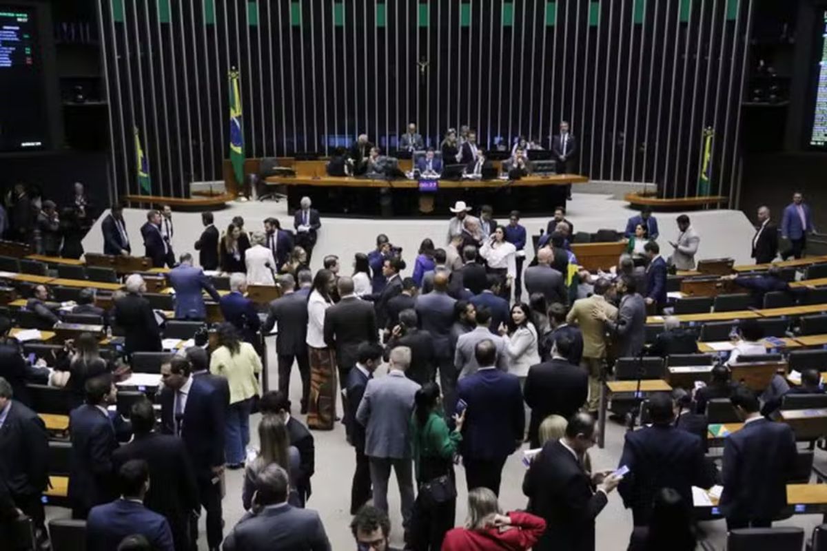 Reunião do Congresso Nacional do Brasil com parlamentares discutindo legislação e políticas públicas em plenário movimentado.