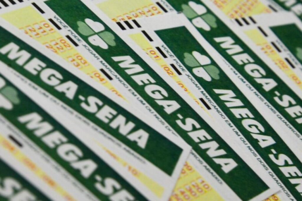 Caderneta de apostas da Mega-Sena em destaque, promovendo jogo responsável e consciente, com cores verde e amarelo, símbolos de sorte e esperança.