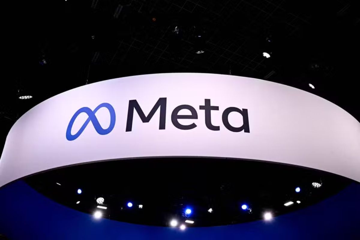 Imagem do logotipo da Meta exibido em uma grande tela em um evento ou conferência, destacando a identidade visual da empresa.