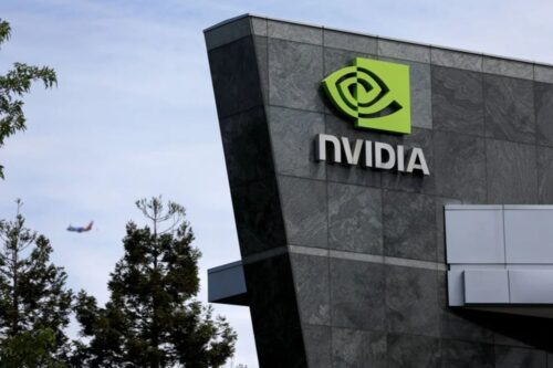 Imagem do prédio da NVIDIA com o logotipo visível, destaque para a fachada moderna e o símbolo verde característico da marca de tecnologia e inovação em hardware de vídeo.