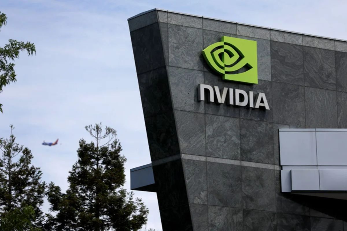 Imagem do prédio da NVIDIA com o logotipo visível, destaque para a fachada moderna e o símbolo verde característico da marca de tecnologia e inovação em hardware de vídeo.