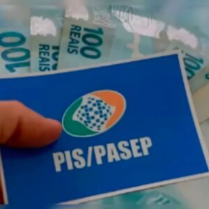 Imagem mostrando um cartão do programa PIS/PASEP com fundo de notas de 100 reais, simbolizando benefícios sociais no Brasil.