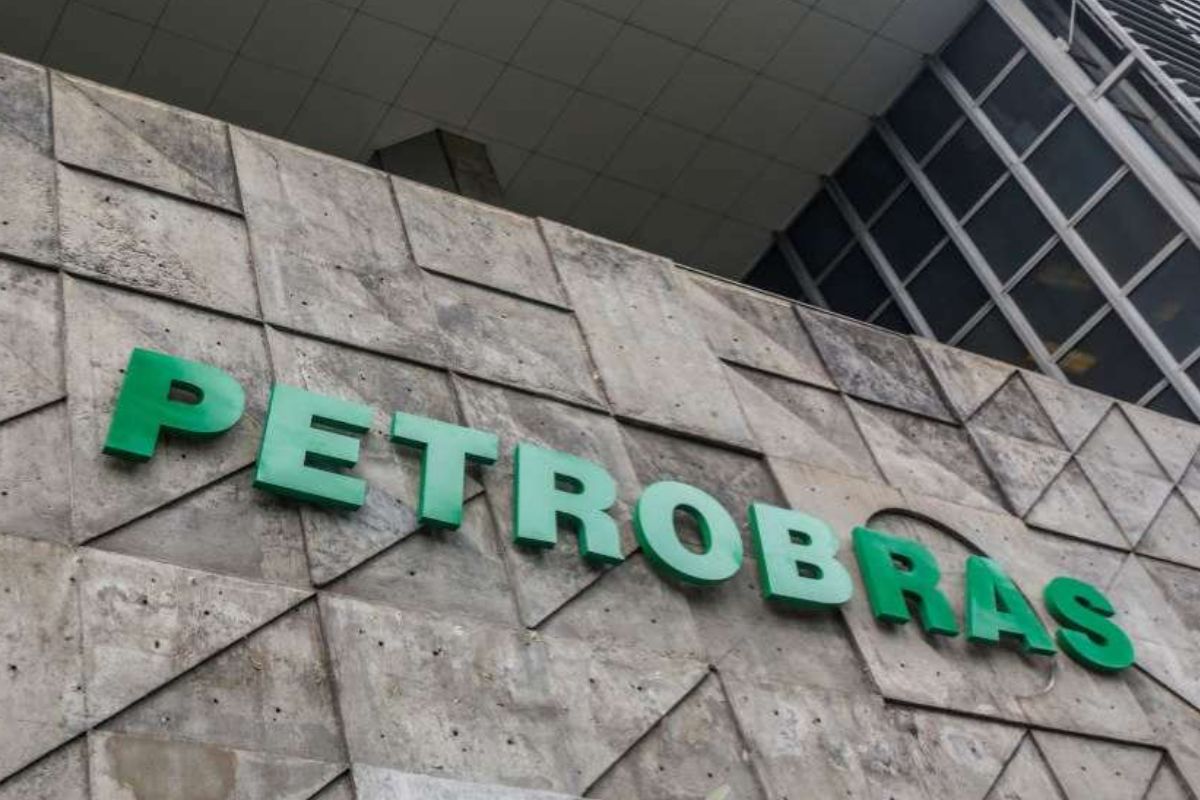 Fachada da Petrobras com placa em letras verdes em destaque na parede de pedra
