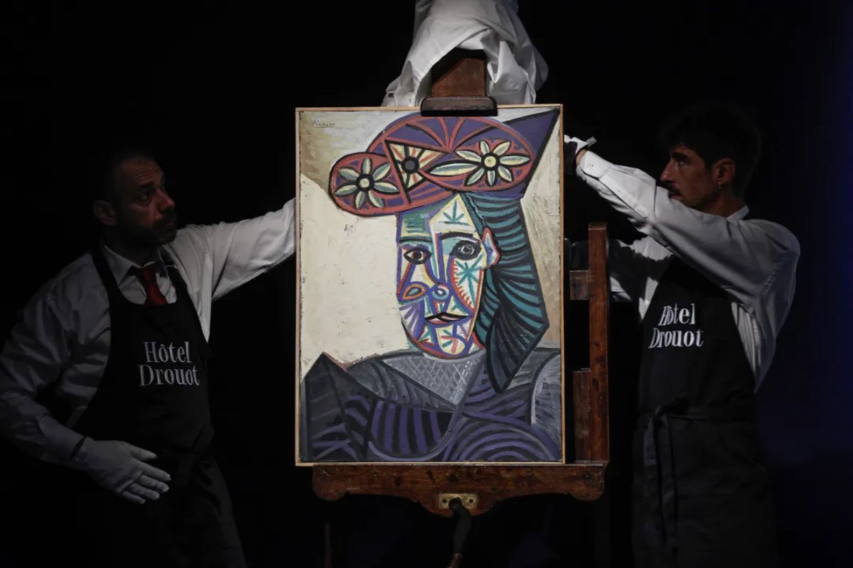 Obra de arte em estilo cubista com retrato de mulher elegante, pintada por Picasso em exposição de arte. Arte moderna e pintura contemporânea.