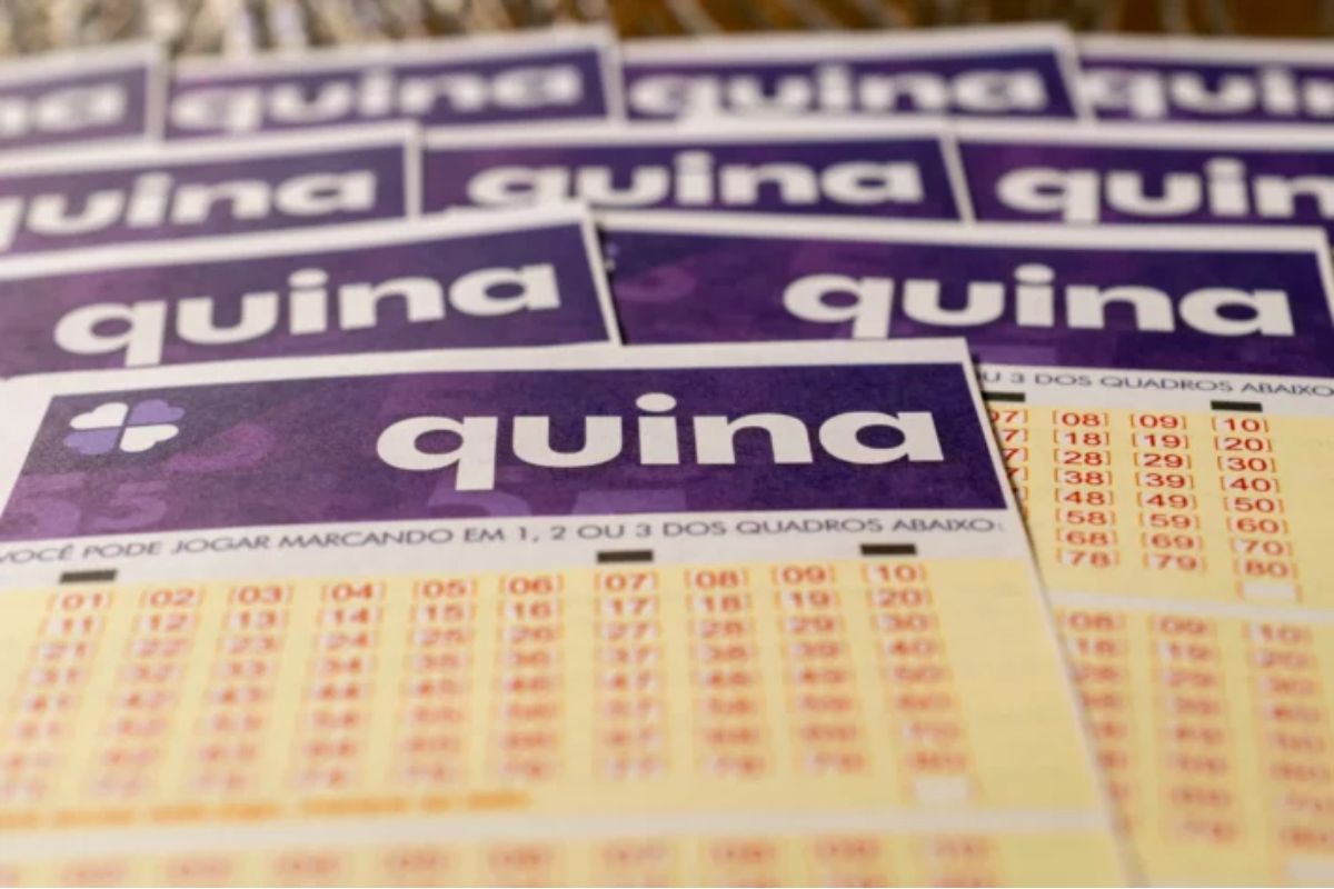 Cartelas de raspadinha da loteria Quina com números destacáveis e foco na marca Quina em fundo roxo.