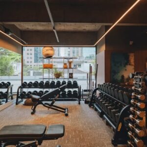 Ambiente sofisticado da SIX Sport Life, uma das academias de luxo no Brasil, com equipamentos modernos e design elegante.
