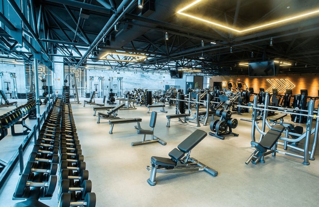 Aparelhos e halteres da academia de luxo Bio Ritmo.