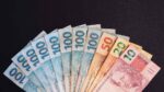 Cédulas em R$, representando os dividendos do mês de outubro.