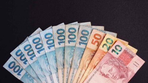 Cédulas em R$, representando os dividendos do mês de outubro.