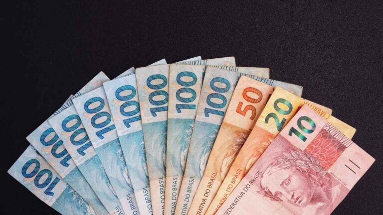 Cédulas em R$, representando os dividendos do mês de outubro.