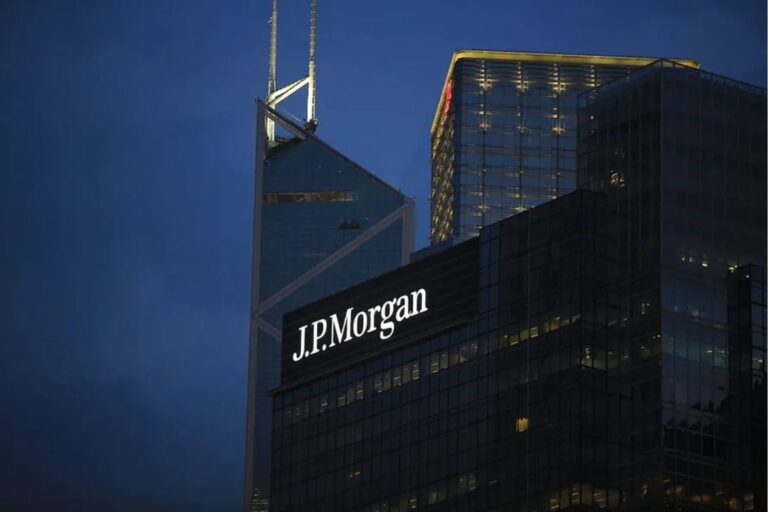 Prédio moderno do J.P. Morgan em cidade grande, com fachada de vidro