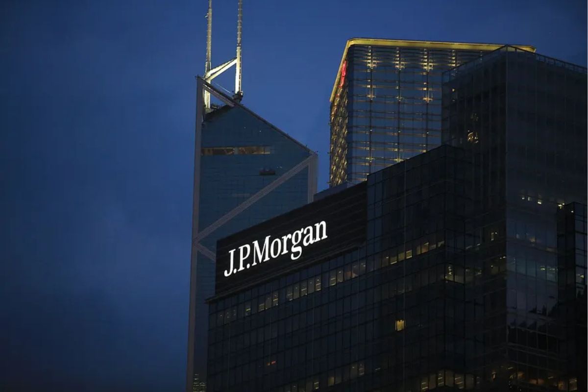 Prédio moderno do J.P. Morgan em cidade grande, com fachada de vidro