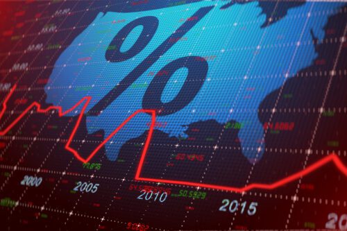 Gráfico com mapa dos Estados Unidos e símbolo de porcentagem representa a trajetória dos juros americanos ao longo dos anos.