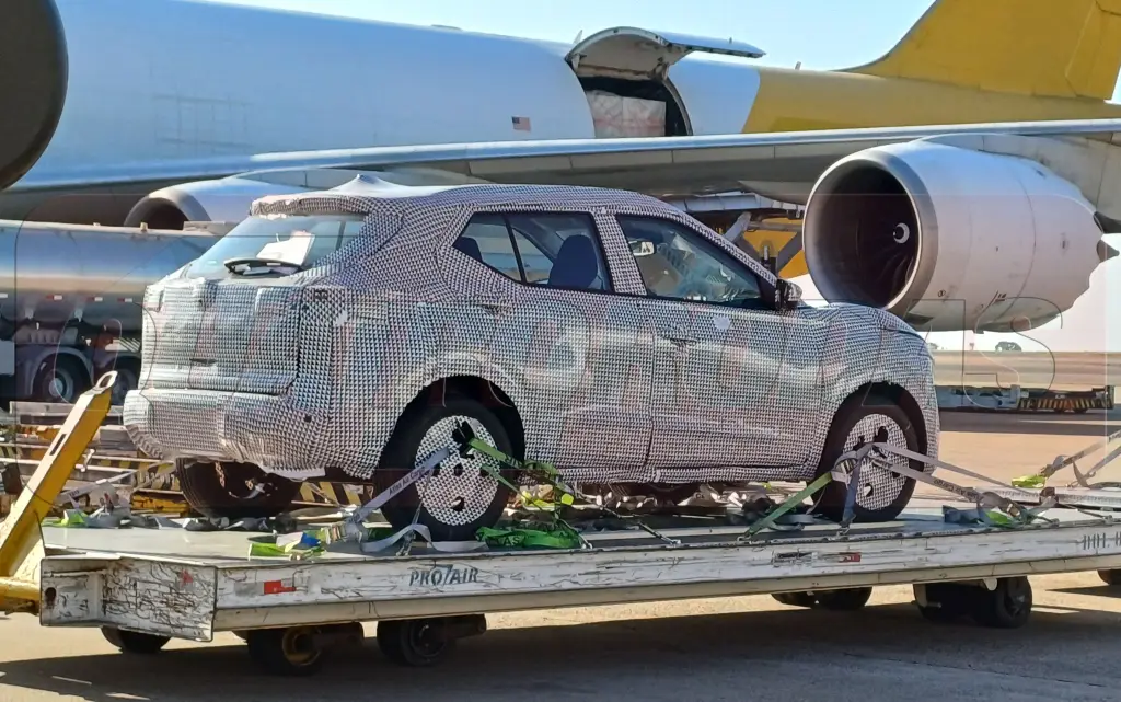 rotótipo do Nissan Kait camuflado durante transporte. Foto: Reprodução