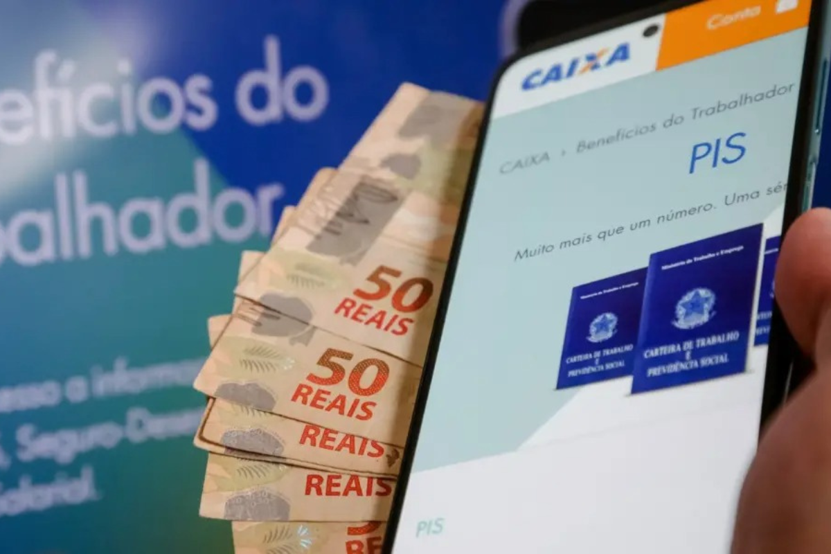 Notas de dinheiro e o app da Caixa, representando o pagamento do lote extra do abono salarial PIS/Pasep.