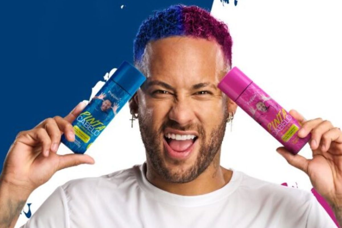 Neymar segura Pinta Cabelo Popper, destacando a linha de artigos para festas da marca no Brasil.
