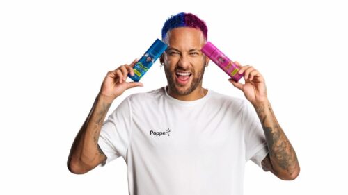 Neymar segura Pinta Cabelo Popper, destacando a linha de artigos para festas da marca no Brasil.
