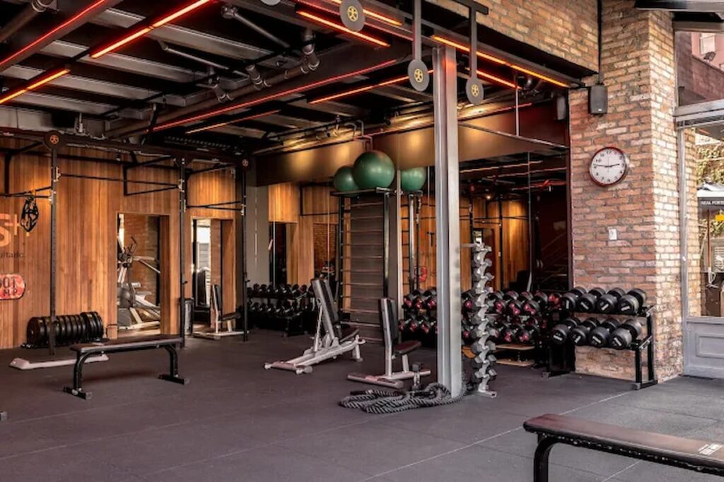 Academia de luxo SETT com aparelhos e halteres.