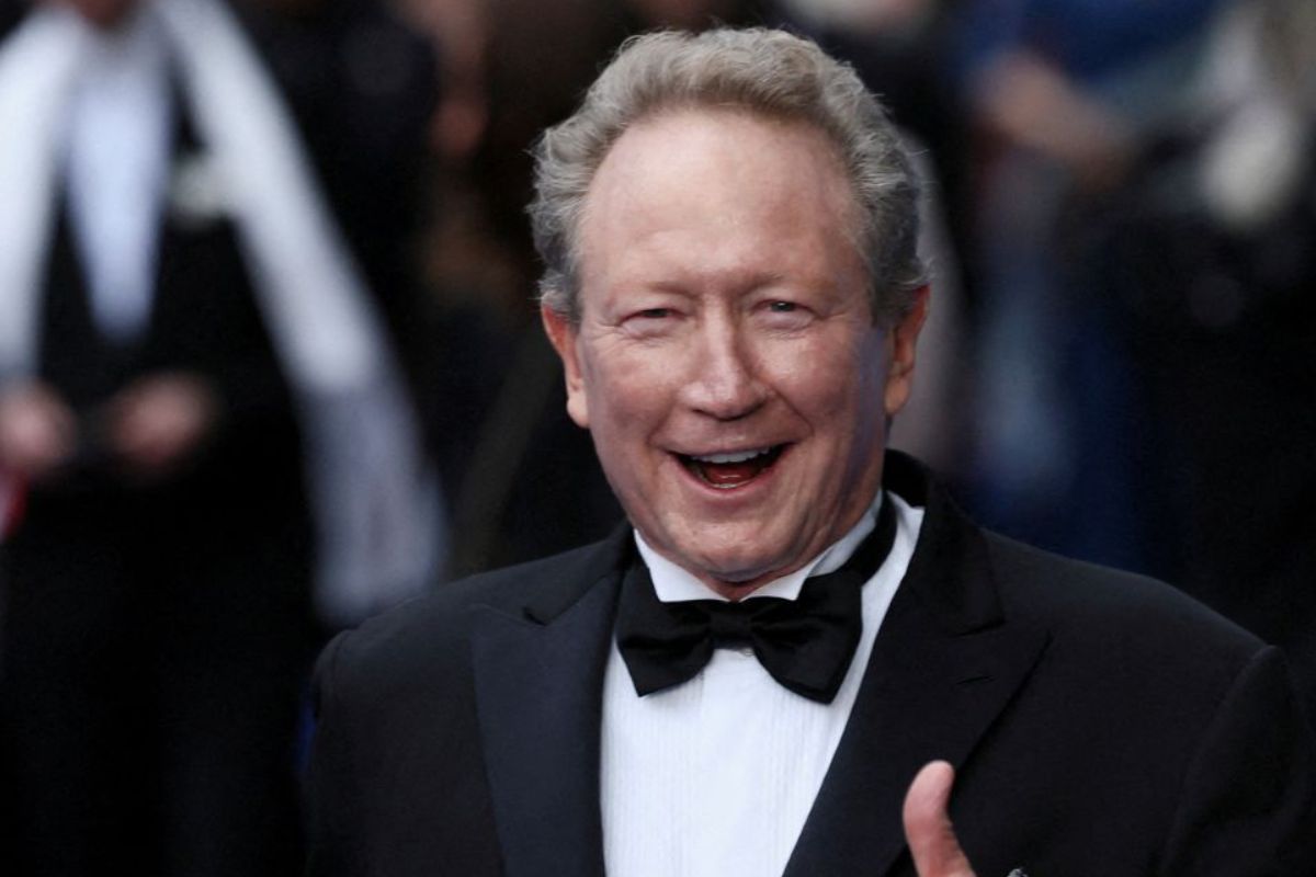 Close-up do empresário australiano Andrew Forrest, com cabelos grisalhos e um sorriso largo, vestindo um smoking preto com camisa social branca e uma gravata borboleta preta, em um evento formal.