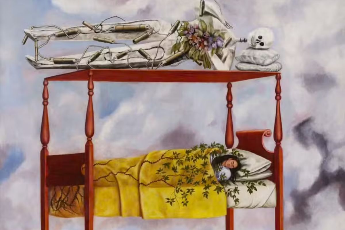 Pintura a óleo 'El sueño (La cama)' de Frida Kahlo. A obra surrealista retrata a artista dormindo em uma cama com dossel flutuando entre nuvens, coberta por uma colcha amarela com trepadeiras. Sobre o teto da cama, repousa um esqueleto deitado envolto em explosivos e segurando um buquê de flores.