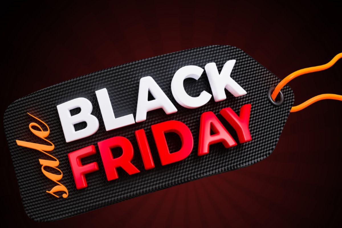 Imagem 3D de uma etiqueta de preço preta com textura de fibra de carbono. A palavra "BLACK" está em branco e "FRIDAY" está em vermelho.