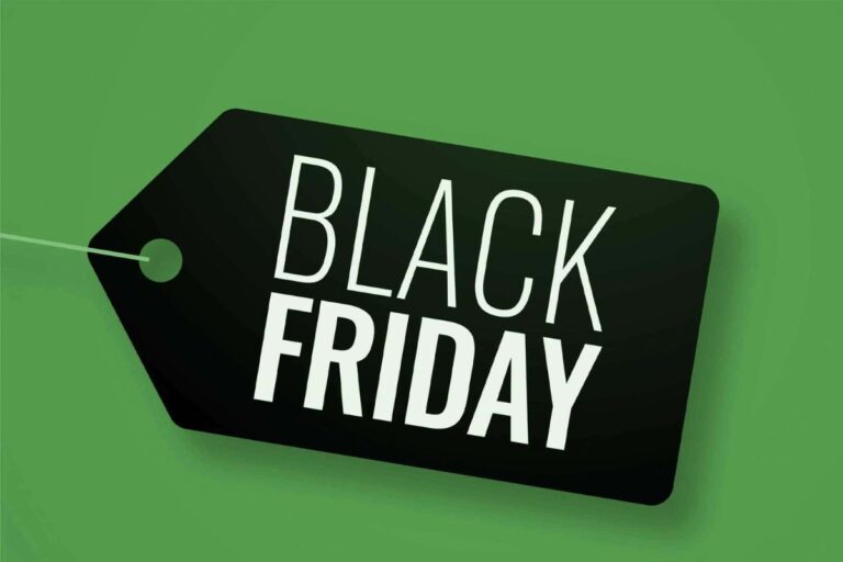 Etiqueta de preço preta em formato de seta com a inscrição "BLACK FRIDAY" em letras brancas. O fundo da imagem é verde sólido.