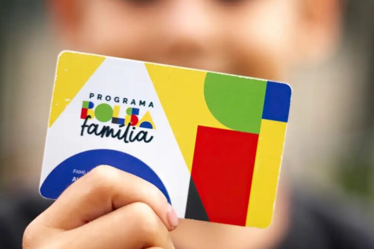 O logotipo do programa, "PROGRAMA Bolsa Família", está centralizado e escrito em fontes que misturam serifa e estilo manuscrito, destacando a palavra "família".